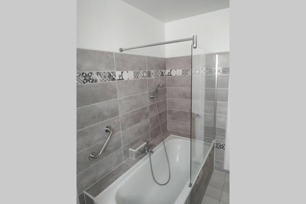 Apartment T3 Spacieux Avec Vue Sur L'etang De Thau Au 1er Etage D'une - Entree Independante