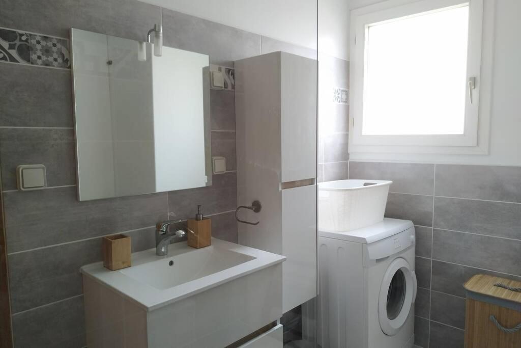 T3 Spacieux Avec Vue Sur L'etang De Thau Au 1er Etage D'une - Entree Independante *